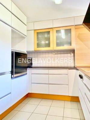 EG: Küche mit hochwertigen Elektrogeräten