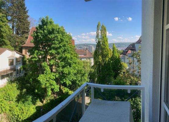 kl. Balkon Aussicht auf City