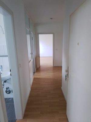 Heller Flur mit Badzugang