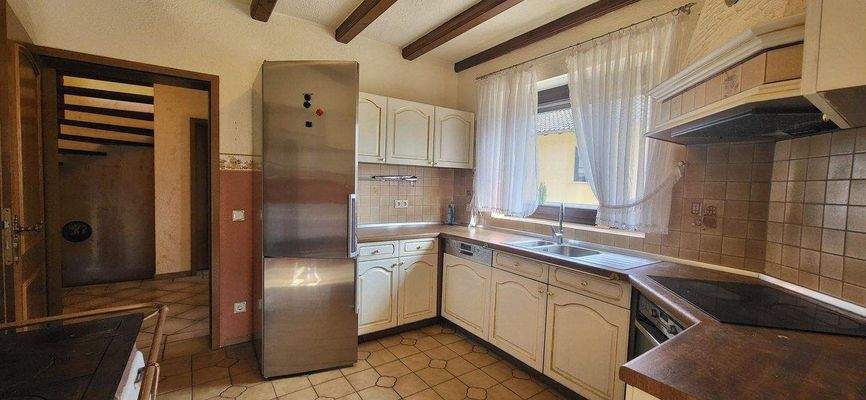 Helle große Küche mit EBK