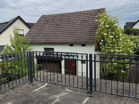 Nebengebäude mit Garage