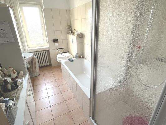 Das modernisierte Tageslichtbadezimmer im Obergeschoss