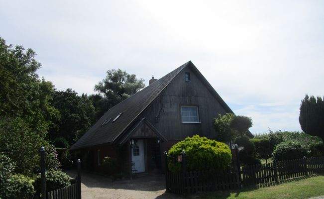 16. Nordostansicht des Hauses mit Hausauffahrt.JPG