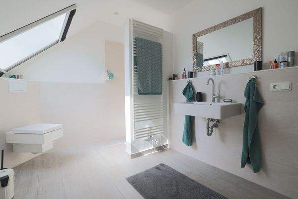 Modernes Badezimmer