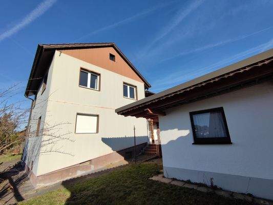 Wohnhaus mit Nebengebäude