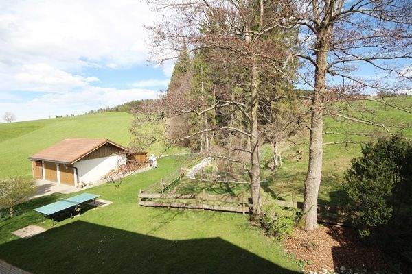 Wohnen wie im Urlaub – Landhaus bei Seeg, mit Bachlauf & gepflegtem Garten