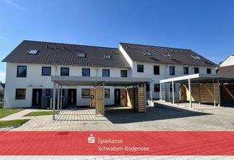 Hausansicht mit Carports