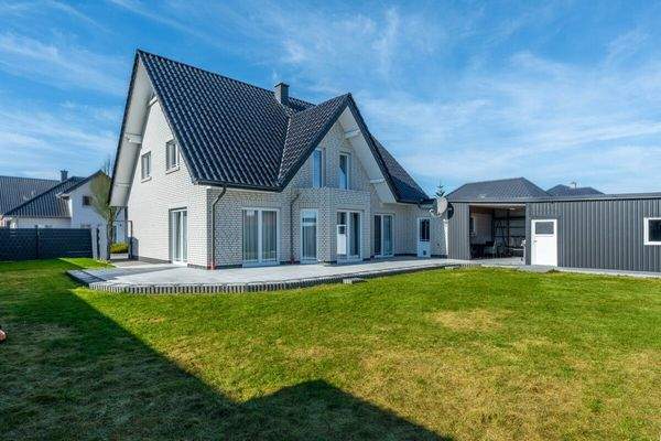 Die Grünfläche des Gartens mit Spränkleranlage