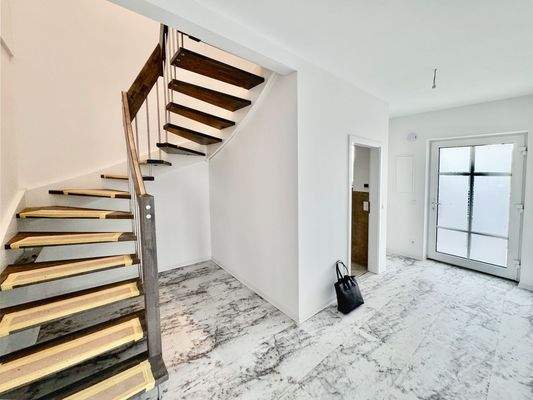 EG: Flur Zugang zum OG