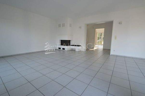 Wohnzimmer mit Kamin und Blick in Essecke