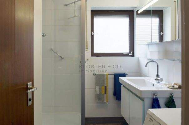 Tageslicht Badezimmer mit Waschmaschinenanschluss