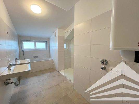 Badezimmer inkl. Wanne und Dusche