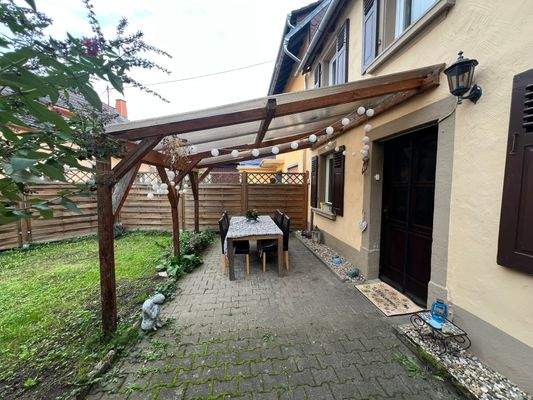 überdachte Terrasse vor Haus