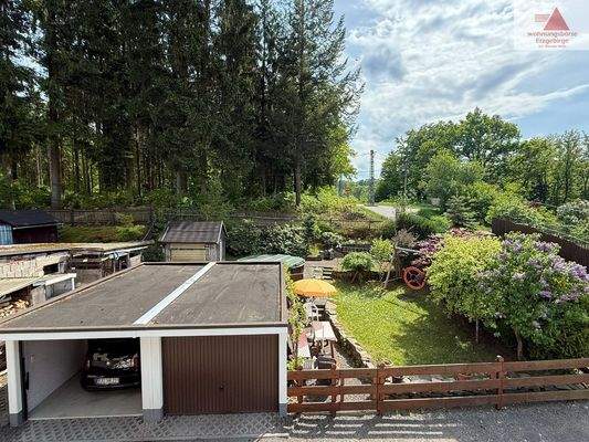 Blick in den Garten und auf die Garagen