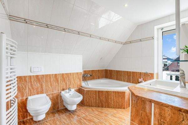 Obergeschoss: Hochwertiges Vollbad