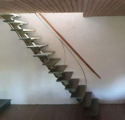 Treppenaufgang DG / Eigenkonstruktion Künstler
