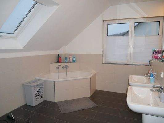 Tageslicht-Bad OG mit Wanne