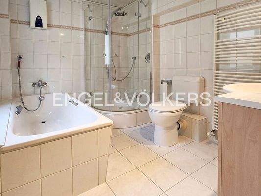 Tageslichtbad m. Wanne/Dusche