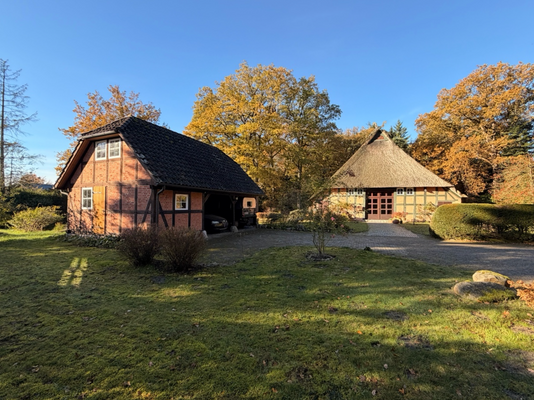 Wohnhaus mit Nebengebäude (Carport/Werkstatt)