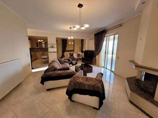 Kreta, Argouli: Zweistöckiges Haus mit Keller zu verkaufen