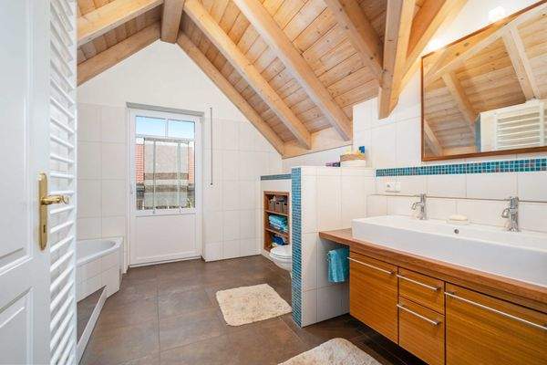 Vollbadezimmer mit Doppelwaschbecken und Unterschrank