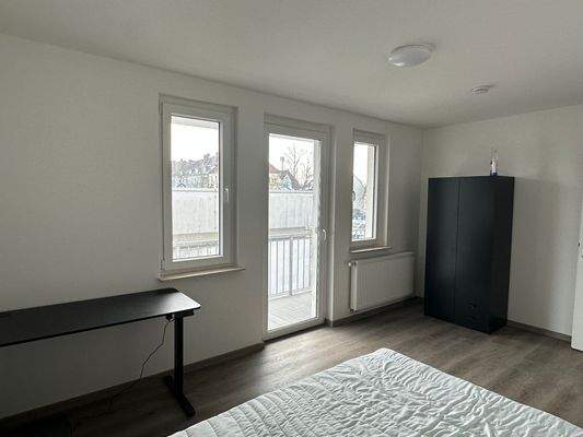 WG-Zimmer mit Balkonblick