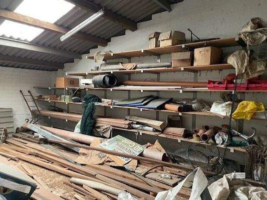 Oberer Lagerraum mit Regalsystem