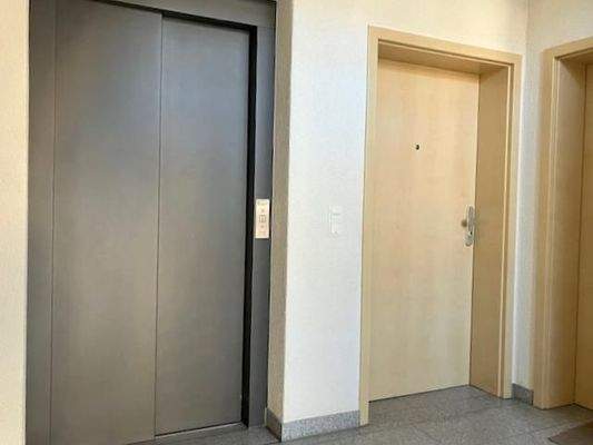 oder Aufzug isn 2. OG