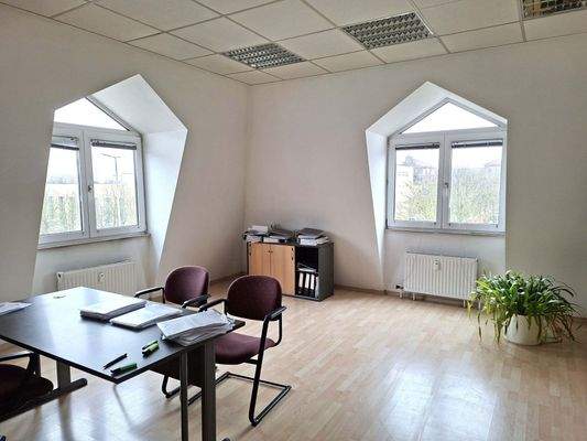 Büro 1 eingerichtet