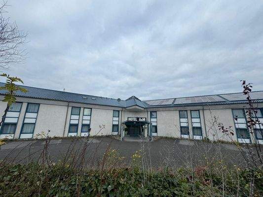 Eingang und Parkplatz.jpg