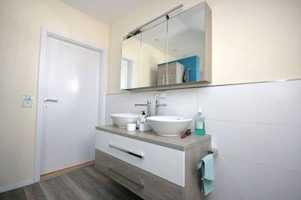 großes (Eltern-) Badezimmer (Bild 03)