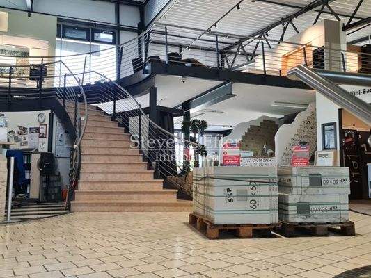 Treppe zur Ausstellung auf der Galerie