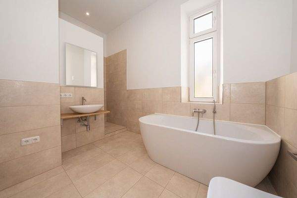 Bad mit Badewanne und begehbarer Dusche