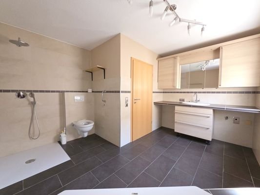 EG Geräumiges Tageslichtbad mit Wanne & Dusche & WC (1)_#122229