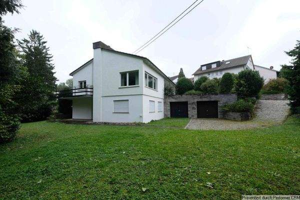 Hausansicht mit Zufahrt
