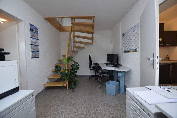 Büro OG mit Aufgang zum Workspace im DG
