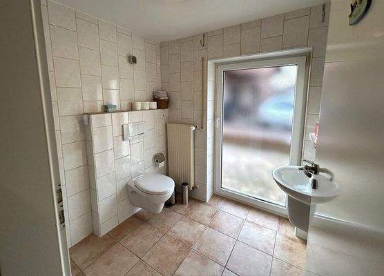 Gäste-WC mit Dusche