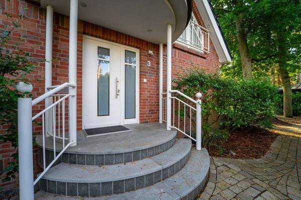 Repräsentativer Eingangsbereich der Einliegerwohnung