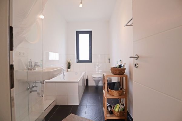 Vollbad mit sep. Dusche