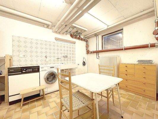 Großer sauberer Waschraum