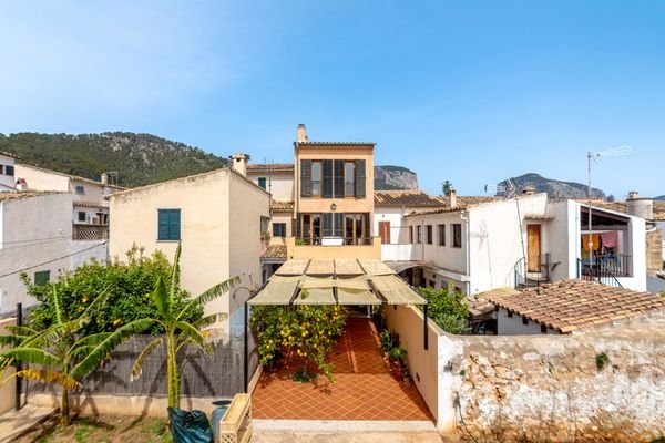 Stadthaus in Alaró mit Garten und Bergblick