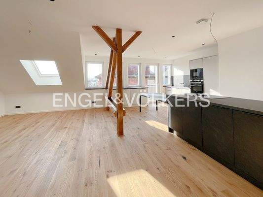 großzügiger Wohn-/Essbereich mit offener Küche