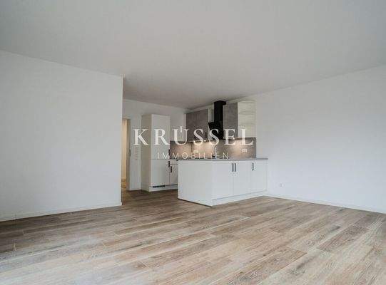 Die angrenzende Einbauküche