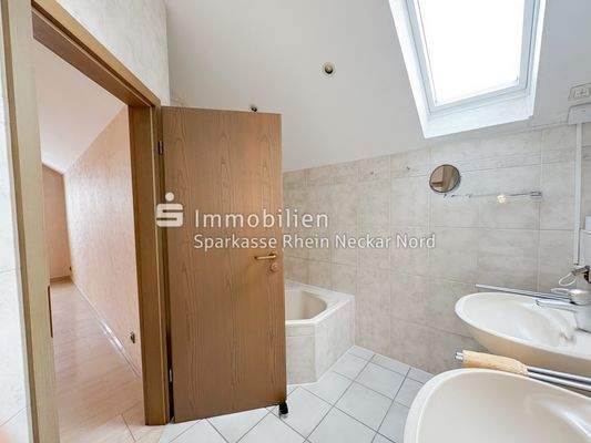 Badezimmer mit Badewanne