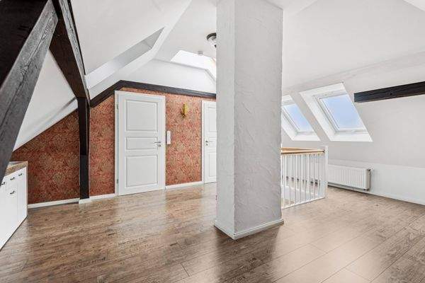 Dachgeschoss Großer Raum mit GTreppenaufgang