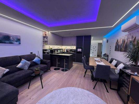 Brixen-Sanierte Wohnung-vollmöbliert-modern-hochwertige Möbel-Eichrichtung-Luxus-Neu-Beleuchtung-Terrasse-Stadtzentrum-Bahnhof