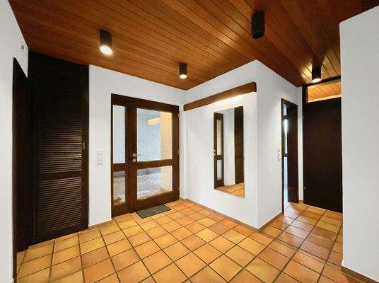 Der großzügige Eingangsbereich mit einer Garderobe und Gäste- Toilette