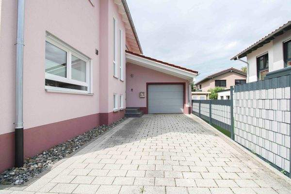 Haupteingang Einfahrt 1