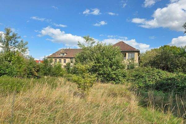 sehr großes Grundstück