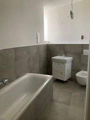 modernes Bad mit Wanne und Dusche